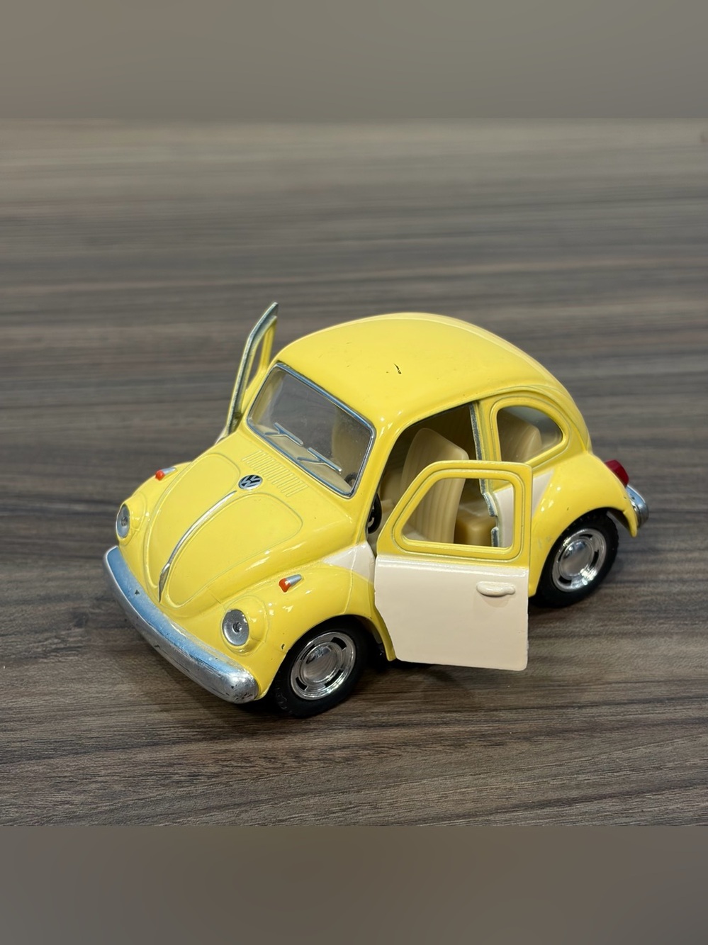 Yellow Kinsmart 1967 Volkswagen Beetle Diecast Pull Back Toy Car